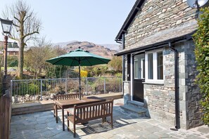 Outdoor dining - Forge Bridge Cottage | Coniston -  2 bedroom riverside cottage for 3 people (Coniston)