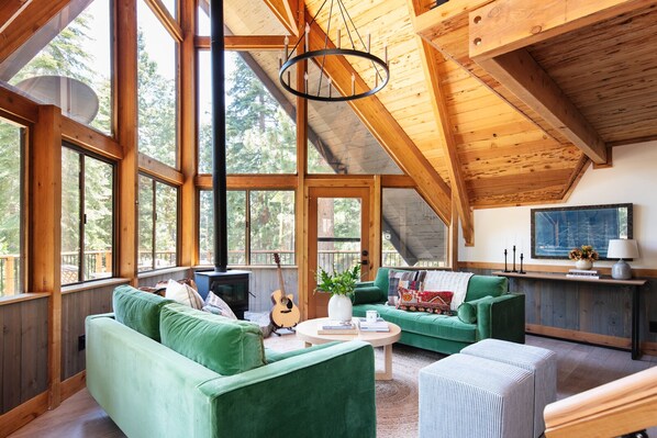 Smart-TV, Kamin, Arbeitsbereiche