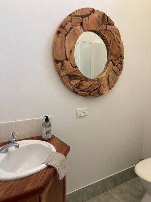 Towels, soap, shampoo - The River Kiah Retreat (Kiah)