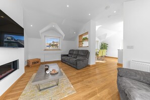 Smart TV, fireplace - Forge Bridge House, Coniston -  detached cottage sleeping 4 guests in 2 en suite bedrooms (Coniston)