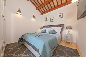 2 bedrooms, in-room safe, iron/ironing board, free WiFi
