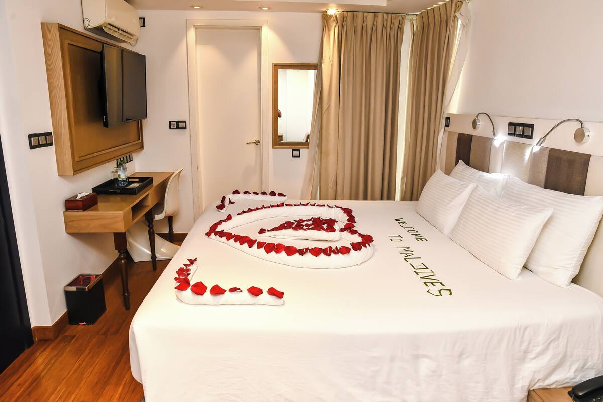 Quarto casal superior, 1 cama de casal, vista para a cidade | Frigobar, cofres nos quartos, escrivaninha