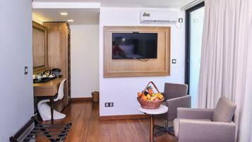 Deluxe Double Room, 1 Double Bed, Non Smoking, Ocean View | Minibar, in-room safe, desk, laptop workspace