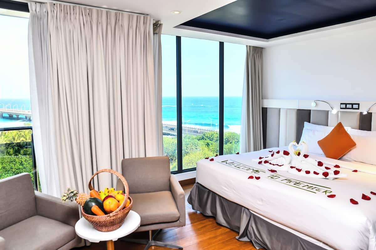 Quarto casal luxo, 1 cama de casal, para não fumantes, vista para o oceano | Frigobar, cofres nos quartos, escrivaninha
