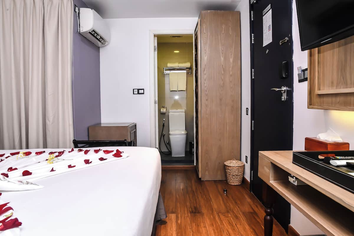 Quarto casal standard | Frigobar, cofres nos quartos, escrivaninha
