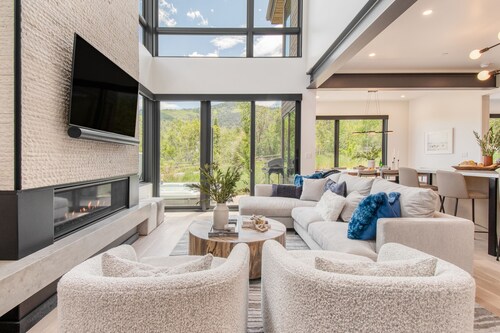 Encore by AvantStay | Minutes from the Slopes in PC! w/ Hot Tub