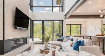 Encore by AvantStay | Minutes from the Slopes in PC! w/ Hot Tub