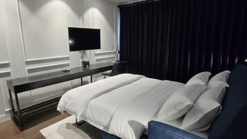 Suite familiar, 1 cama de matrimonio con sofá cama | Zona de estar | Televisión de pantalla plana de 43 pulgadas con canales por cable