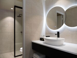 Premier Suite | Bathroom - HOTEL TANO (Tamuning)