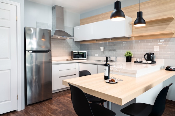 Family Suite | Living area | 43-inch flat-screen TV with cable channels, TV