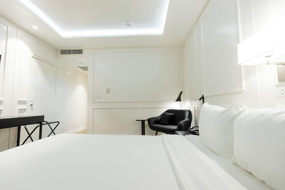 Caja de seguridad en la habitación y escritorio