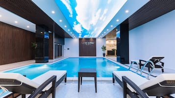 Kolam renang indoor