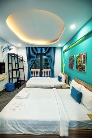 Yksilöllisesti sisustettu, yksilöllisesti kalustettu, työpöytä