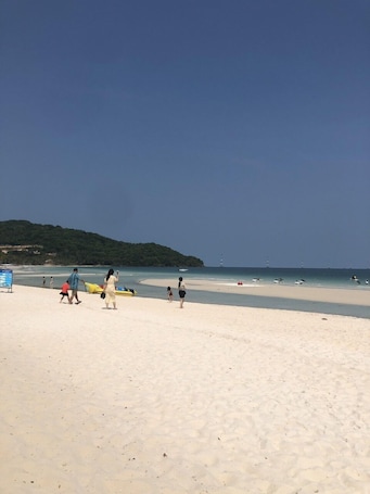En la playa, arena blanca, bar en la playa