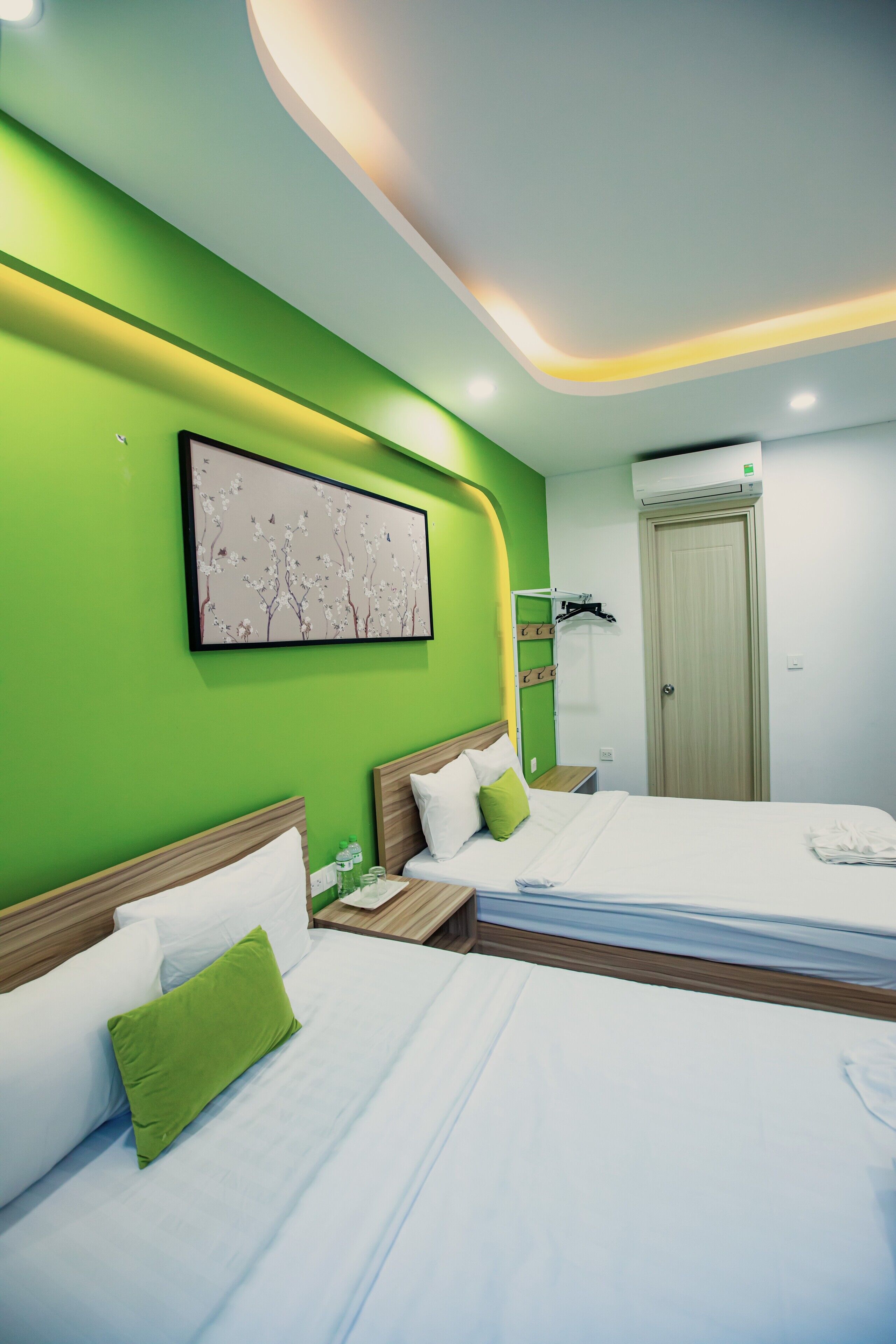 Individuell inredning, unika möbler, skrivbord och arbetsyta för laptop