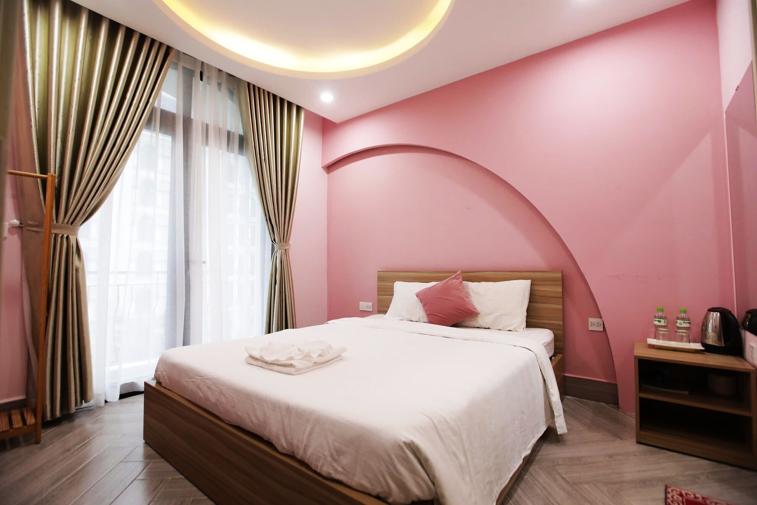 Individuell inredning, unika möbler, skrivbord och arbetsyta för laptop