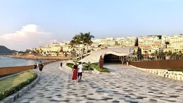 ํด๋ณ์ ์์น, ๋ฐฑ์ฌ์ฅ, ๋น์น ๋ฐ