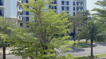 Un immeuble à plusieurs étages doté de balcons et d’un espace de stationnement.