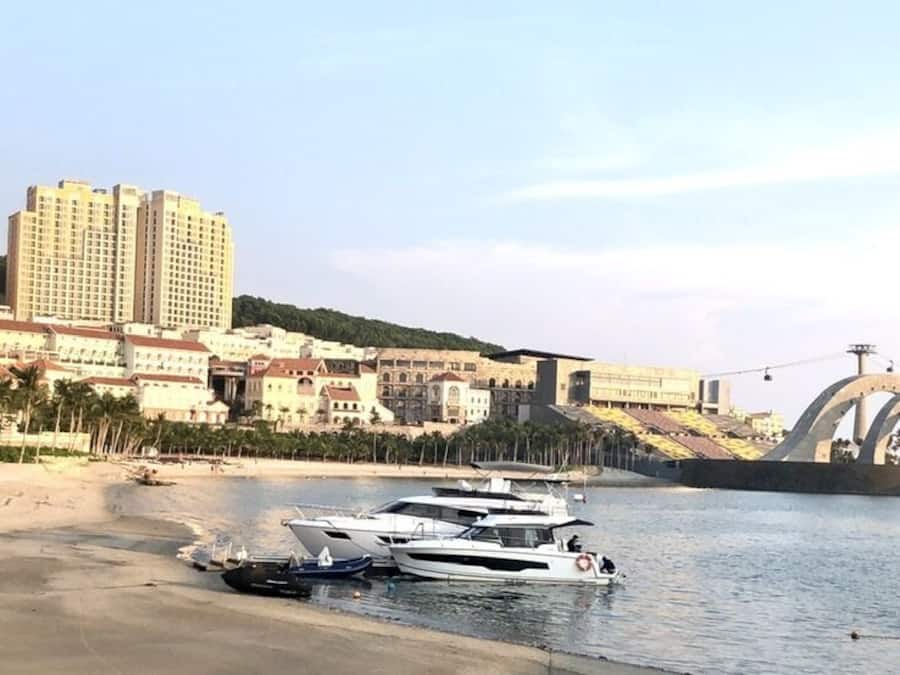 På stranden, hvit sand og strandbar