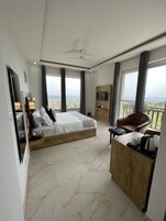 Tabla de planchar con plancha, wifi gratis y ropa de cama