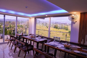 Family dining - Click Collection The Abode Dharamshala (Dharamshala)