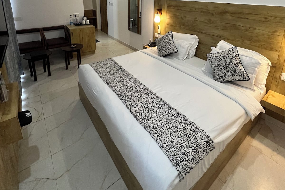 Deluxe Room | Iron/ironing board, free WiFi, bed sheets