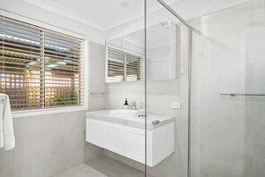 Een douche, gratis toiletartikelen, een haardroger, handdoeken