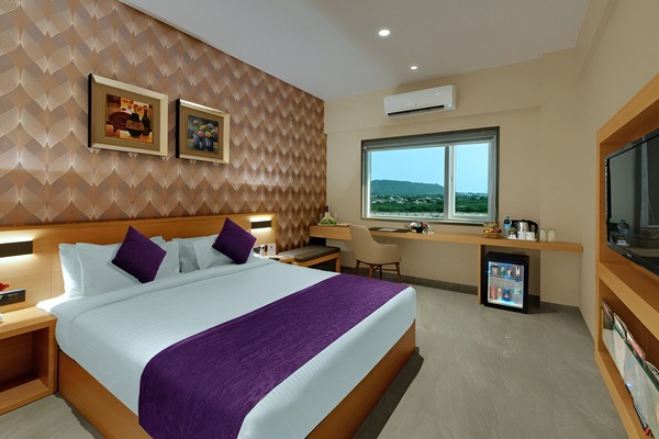 Kamar Premium, 1 kamar tidur | Seprai premium, busa memori, minibar, dan meja kerja