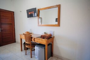 Chambre Deluxe, vue piscine | 1 chambre, surmatelas, minibar, coffres-forts dans les chambres