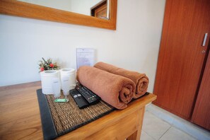 Chambre Deluxe, vue piscine | 1 chambre, surmatelas, minibar, coffres-forts dans les chambres