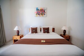 Standard dubbelrum - utsikt mot poolen | Bäddmadrasser, minibar, värdeförvaringsskåp på rummet och skrivbord