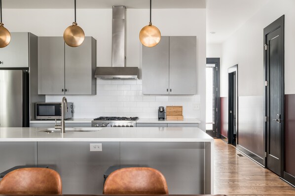 冷蔵庫、電子レンジ、オーブン、コンロ