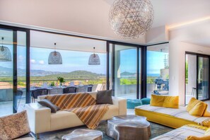 Télévision, table de tennis de table