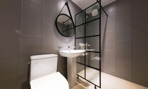 Gratis toiletartikelen, een haardroger, badjassen, pantoffels