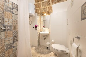 Dusche, Haartrockner, Bidet, Handtücher