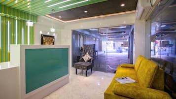Coin salon dans le hall