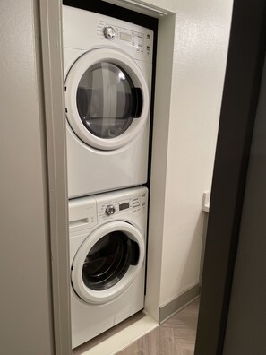 Interior - Spacious one bedroom apartment on Ventura Blvd! (Los Angeles)