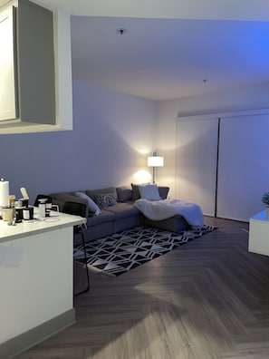 Interior - Spacious one bedroom apartment on Ventura Blvd! (Los Angeles)
