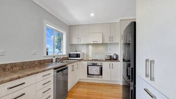 Refrigerador, microondas, horno y parrilla de estufa