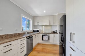 Frigorífico, microondas, horno y placa de cocina