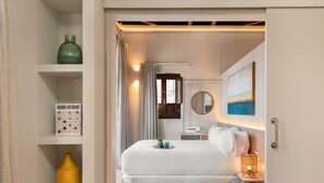 Deluxe One Bedroom Penthouse with Private Rooftop and Jacuzzi | 거실 공간 | 디지털 채널 시청이 가능한 43인치 스마트 TV, TV
