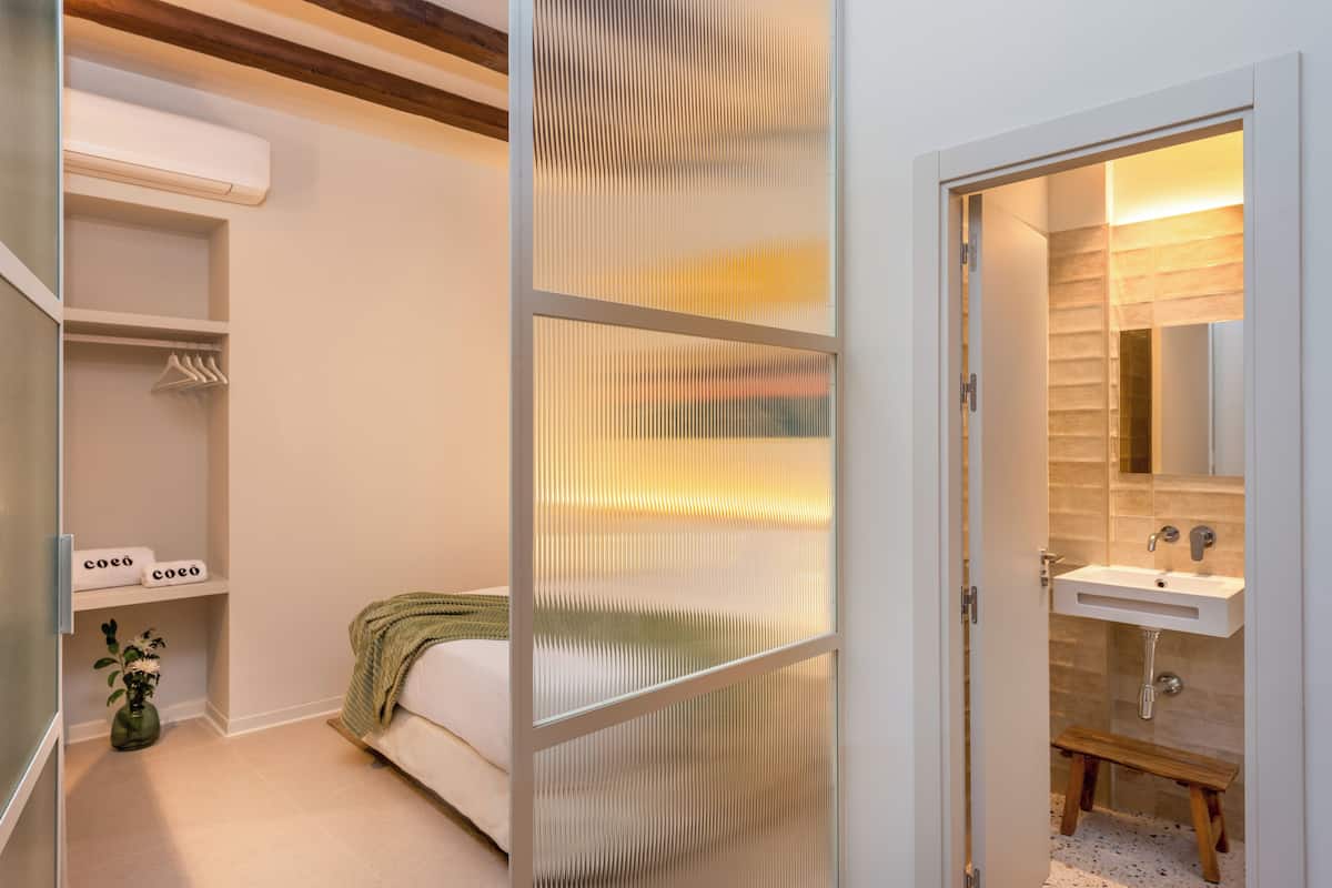 Appartement, 1 slaapkamer, op benedenverdieping | 1 slaapkamer, een kluis op de kamer, individueel gedecoreerd