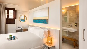 Deluxe One Bedroom Penthouse with Private Rooftop and Jacuzzi | 1 soverom, safe på rommet, blendingsgardiner og lydisolert