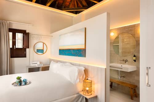 Deluxe One Bedroom Penthouse with Private Rooftop and Jacuzzi | 1 bedroom, in-room safe, individually decorated, individually furnished