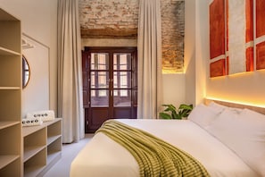 Superior One Bedroom Apartment w/ Small Balcony | 1 quarto, cofres nos quartos, individualmente decorados