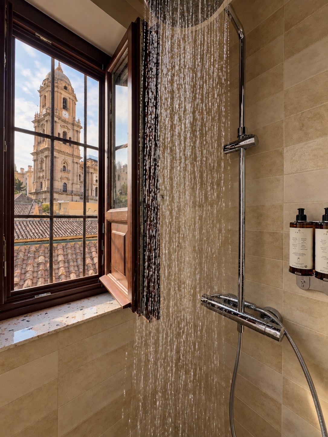 Une douche avec vue sur un bâtiment historique, visible à travers une fenêtre.