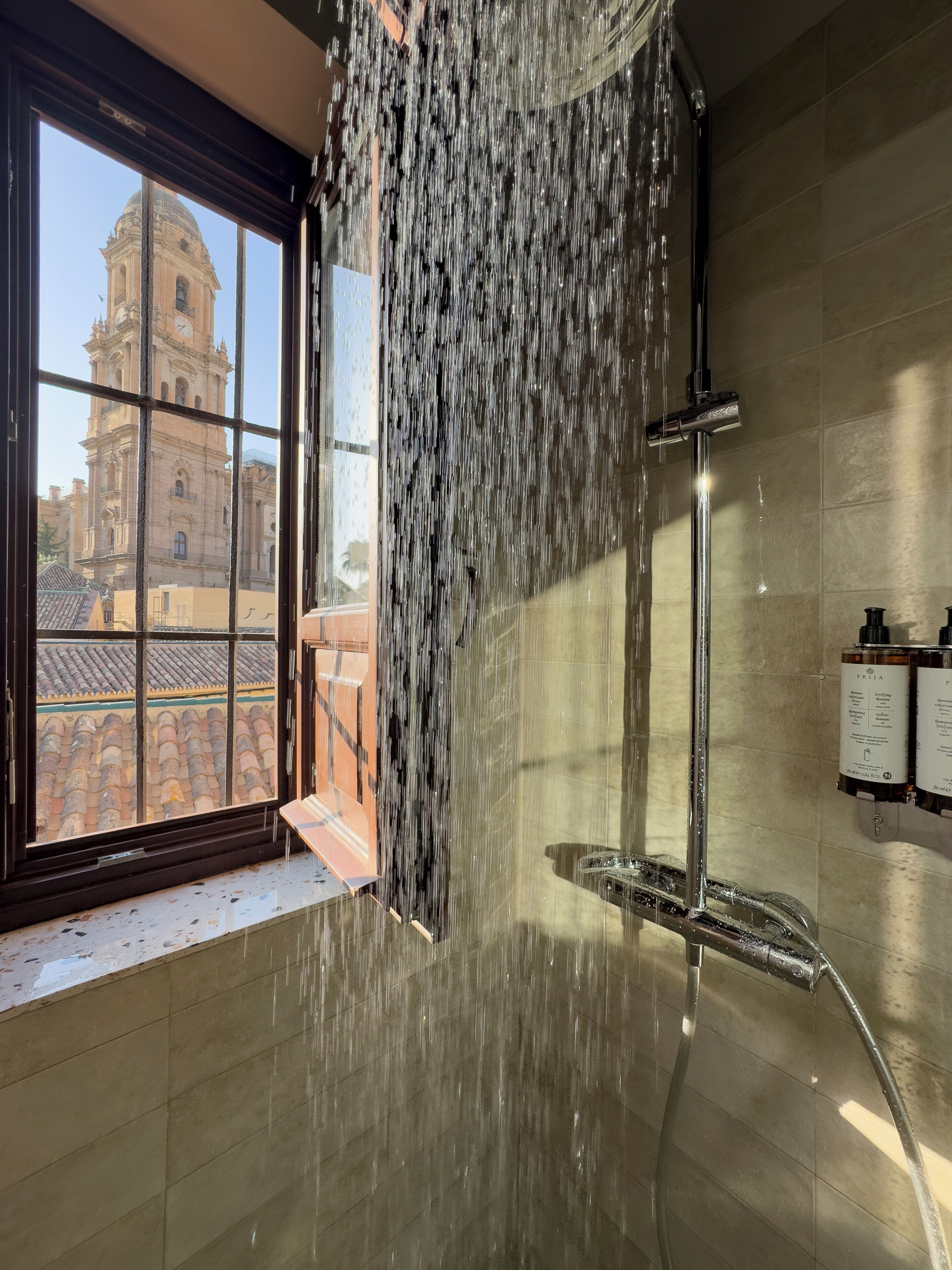 Deluxe One Bedroom Penthouse with Private Rooftop and Jacuzzi | Doccia