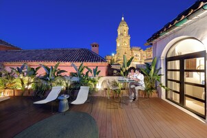 Deluxe One Bedroom Penthouse with Private Rooftop and Jacuzzi | Terrace/patio