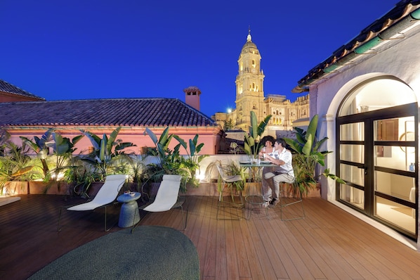 Deluxe One Bedroom Penthouse with Private Rooftop and Jacuzzi | Terrace/patio