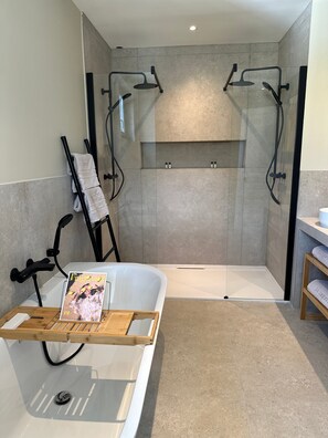 Designer toiletries, hair dryer, towels, soap - LA DEMEURE (Précy-sur-Oise)